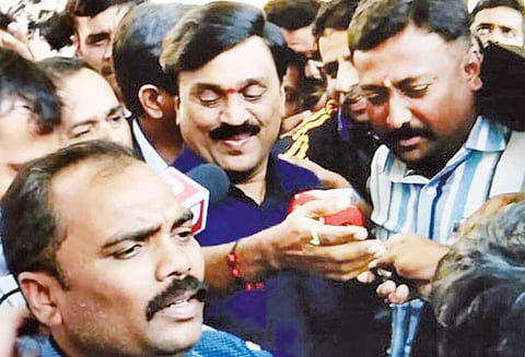 தலைமறைவான பா.ஜனதா முன்னாள் மந்திரி ஜனார்த்தனரெட்டி, போலீஸ் விசாரணைக்கு ஆஜர் அதிகாரிகள் சரமாரி கேள்வி