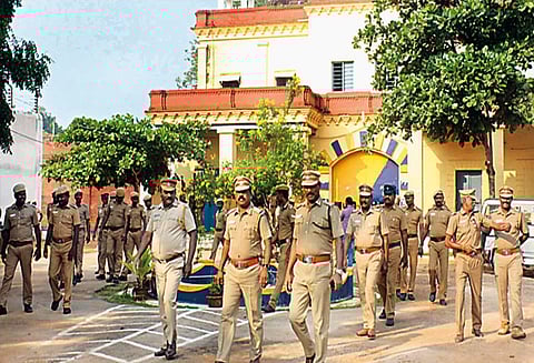 கடலூர் மத்திய சிறையில் போலீசார் திடீர் சோதனை