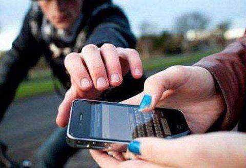 குன்றத்தூரில் செல்போன் பறிப்பு; 2 பேர் கைது