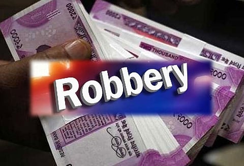 திருவான்மியூரில் பெண்ணின் கை, கால்களை கட்டிப்போட்டு ரூ.4 லட்சம் கொள்ளை 2 ‘டிப்-டாப்’ ஆசாமிகளுக்கு வலைவீச்சு