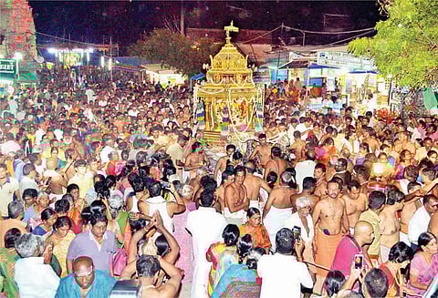 சுப்பிரமணிய சுவாமி கோவிலில் கந்தசஷ்டி திருவிழா: திருச்செந்தூரில் நாளை சூரசம்ஹாரம் பக்தர்கள் குவிந்தனர்