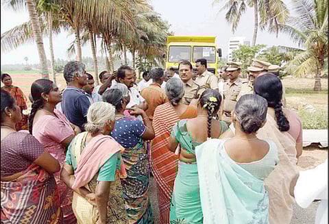 மோகனூர் அருகே மணல் விற்பனை கிடங்குக்கு எதிர்ப்பு; லாரியை சிறைபிடித்த பொதுமக்கள் அதிகாரிகள் சமரசம்