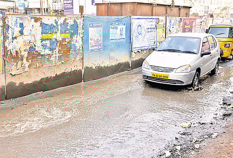 ஆமை வேகத்தில் மெட்ரோ ரெயில் பணி: திருவொற்றியூர் நெடுஞ்சாலையில் தேங்கி நிற்கும் கழிவுநீர்