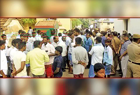 நெல்லை அருகே அம்பேத்கர் படம் அவமதிப்பு பொதுமக்கள் போராட்டம்; போலீஸ் குவிப்பு