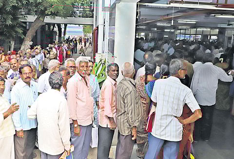 உயிர்வாழ் சான்றிதழை டிஜிட்டல் முறையில் பதிவு செய்வதற்காக வருங்கால வைப்புநிதி அலுவலகங்களில் காத்துக்கிடந்த முதியோர்கள்