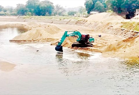 கல்லணைக்கால்வாய் தலைப்பில் மணல் திட்டுகளை அகற்றும் பணி தீவிரம்