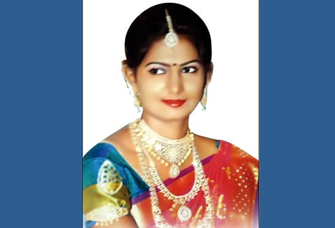 சின்னமனூர் அருகே திருமணமான 2 நாளில் ஆசிரியை தற்கொலை - விஷம் குடித்த சித்தப்பாவுக்கு சிகிச்சை