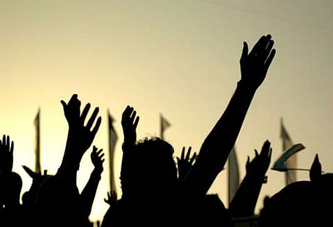 வடமதுரை அருகே பயங்கரம்: ஓட, ஓட விரட்டி பெண் வெட்டிக்கொலை - உறவினர்கள் சாலை மறியல்