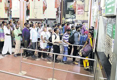 சென்னை எழும்பூர் ரெயில் நிலையத்தில் குறைந்த அளவே செயல்படும் முன்பதிவில்லா டிக்கெட் கவுண்ட்டர்கள்