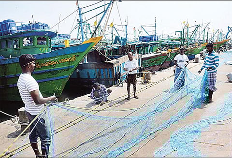 ‘கஜா’ புயல் எதிரொலி: 3-வது நாளாக மீனவர்கள் மீன்பிடிக்க செல்லவில்லை