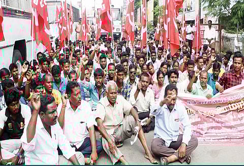 சேலத்தில் மின்வாரிய ஒப்பந்த தொழிலாளர்கள் சாலை மறியல் - 182 பேர் கைது