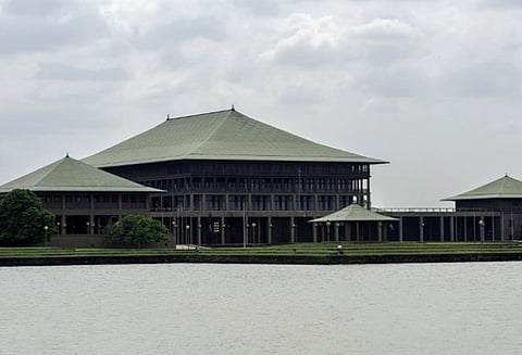 இலங்கை நாடாளுமன்றம் இன்று கூடுகிறது: சபாநாயகர் கரு. ஜெயசூர்யா அறிவிப்பு