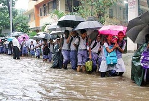 கஜா புயல்; புதுச்சேரி மற்றும் காரைக்காலில் பள்ளி, கல்லூரிகளுக்கு நாளை விடுமுறை