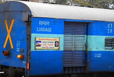 சதாப்தி ரெயிலில் கூட்டம் அதிகரிக்க கோவை எக்ஸ்பிரசை தாமதமாக இயக்குவதாக பயணிகள் புகார்