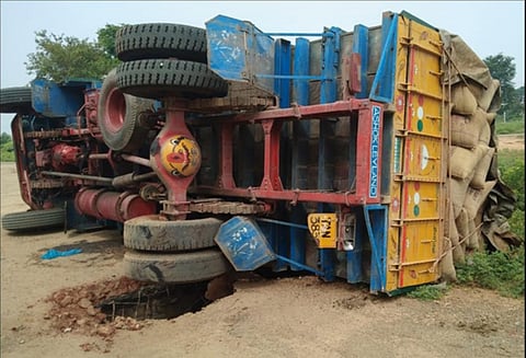 திருமங்கலம் அருகே கனரக வாகனங்களால் சாலை, குடிநீர் குழாய்கள் சேதம்