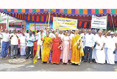 திருவள்ளூரில், ஓய்வு பெற்ற அலுவலர் சங்கத்தினர் ஆர்ப்பாட்டம்