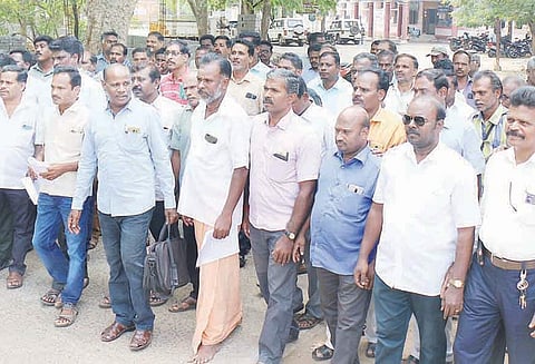 மதுவிலக்கு அமலாக்க பிரிவு போலீசாரை கண்டித்து ‘டாஸ்மாக்’ அனைத்து தொழிற்சங்கத்தினர் போராட்டம்