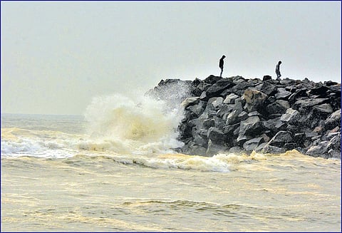 கஜா புயல் காரணமாக திருவள்ளூர், காஞ்சீபுரம் மாவட்டங்களில் மிதமான மழை பழவேற்காடு, மாமல்லபுரத்தில் கடல் சீற்றம்
