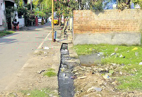 திருவொற்றியூர் மேற்கு பகுதியில் தூர்வாரப்படாத மழைநீர் கால்வாயால் நோய் பரவும் அபாயம்