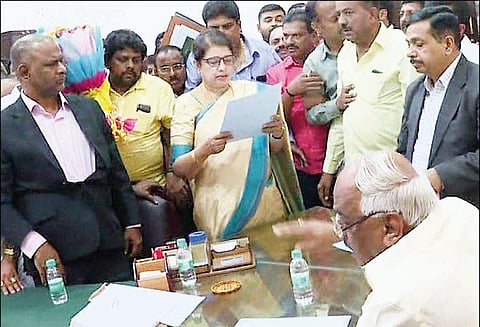 இடைத்தேர்தலில் ராமநகர் தொகுதியில் வெற்றி: அனிதா குமாரசாமி, எம்.எல்.ஏ.வாக பதவி ஏற்றார்