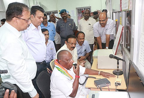 புயல் முன்னெச்சரிக்கை நடவடிக்கைகள் குறித்து பேரிடர் மீட்பு மையத்தில் நாராயணசாமி ஆய்வு