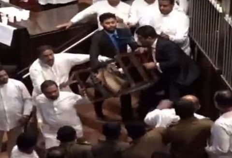 இலங்கையில் சபாநாயகர்-காவலர்கள் மீது நாற்காலிகளை தூக்கியெறிந்து ராஜபக்சே எம்பிக்கள் ரகளை