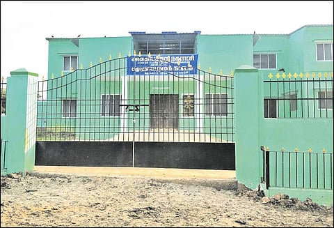 அனகாபுத்தூரில் திறப்பு விழாவுக்கு காத்திருக்கும் சமுதாய நலக்கூடம்