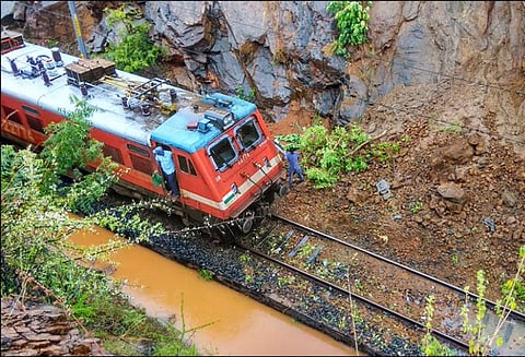 திண்டுக்கல் அருகே தண்டவாளத்தில் உருண்டு விழுந்த பாறைகள் ரெயில்கள் நிறுத்தப்பட்டதால் விபத்து தவிர்ப்பு