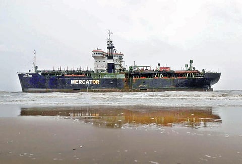 காரைக்காலில் நள்ளிரவில் பரபரப்பு: நடுக்கடலில் நின்ற கப்பலை கரைக்கு இழுத்து வந்த கஜா புயல்