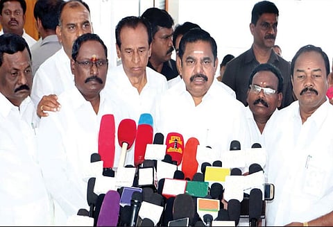 நிவாரணப் பணிகள் போர்க்கால அடிப்படையில் மேற்கொள்ளப்படும்: ‘கஜா’ புயலில் பலியானவர்கள் குடும்பத்துக்கு தலா ரூ.10 லட்சம் - எடப்பாடி பழனிசாமி அறிவிப்பு