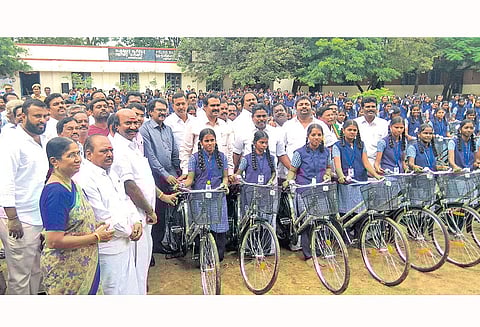 வாலாஜாபாத் அரசு பள்ளியில் 609 மாணவிகளுக்கு விலையில்லா சைக்கிள்
