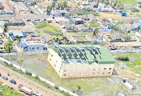 வேதாரண்யத்தில், நிவாரண உதவிகள் கிடைக்காமல் கடலோர மக்கள் அவதி 3 நாட்களாக மின்சாரம்-போக்குவரத்து துண்டிப்பு