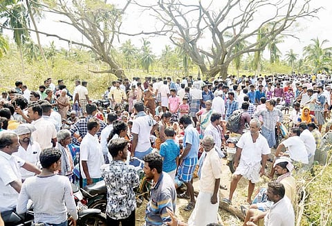 தஞ்சை-பட்டுக்கோட்டை சாலையில் கிராம மக்களின் மறியல் போராட்டத்தால் போக்குவரத்து முடங்கியது