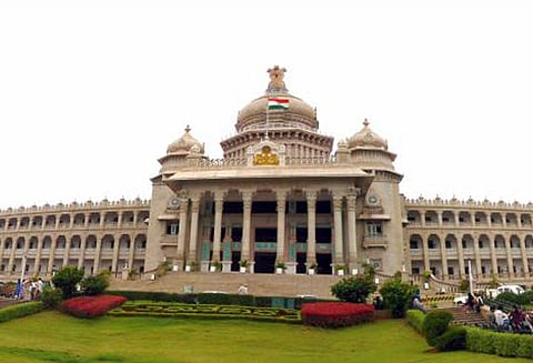 மந்திரிசபை விரிவாக்கம் செய்ய முடிவு: மந்திரி பதவியை கைப்பற்ற காங்கிரஸ் எம்.எல்.ஏ.க்கள் இடையே கடும் போட்டி