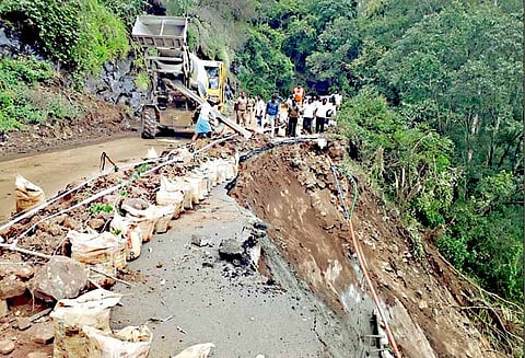 கொடைக்கானல் மலைப்பாதையில் மண் சரிவு: மணல் மூட்டைகளை அடுக்கி சீரமைப்பு பணிகள் தொடக்கம்