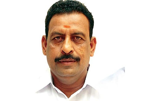 அமைச்சர் ஓ.எஸ்.மணியன் வீடு மீது கல் வீச்சு போலீஸ் குவிப்பு