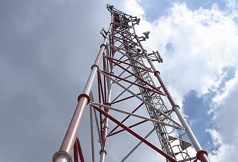 பள்ளி-கல்லூரிகளில் இருந்து 50 மீட்டர் தொலைவில் அமைக்கப்பட்டிருக்கும் செல்போன் கோபுரங்களை உடனடியாக அகற்ற வேண்டும்