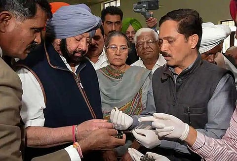 அமிர்தசரசில் வீசப்பட்ட வெடி குண்டுகள் பாக்.கில் தயாரிக்கப்பட்டவை: பஞ்சாப் முதல்வர் சந்தேகம்