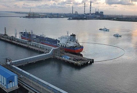 எண்ணூர் காமராஜர் துறைமுகத்தில் சரக்கு கப்பலில் இருந்து கடலில் கொட்டிய கச்சா எண்ணெய் அகற்றம்