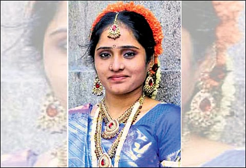 வரதட்சணை கொடுமையால் இளம்பெண் தூக்குப்போட்டு தற்கொலை சாவில் மர்மம் இருப்பதாக பெற்றோர் போலீசில் புகார்