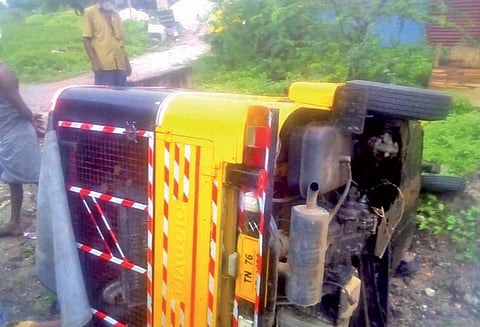 பேட்டையில் பரிதாபம் ஆட்டோ கவிழ்ந்து டிரைவர் பலி