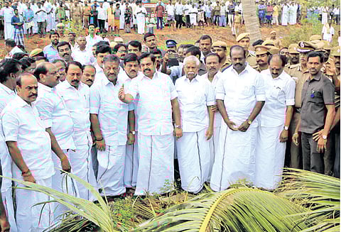 மழையால் ஹெலிகாப்டர் தரையிறங்க முடியாததால் பயணம் ரத்து: திருவாரூர், நாகப்பட்டினம் பகுதிக்கு மீண்டும் செல்வேன் எடப்பாடி பழனிசாமி பேட்டி