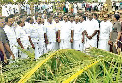 தஞ்சை, புதுக்கோட்டையில் பாதிக்கப்பட்டவர்களுக்கு எடப்பாடி பழனிசாமி நேரில் ஆறுதல்: மோசமான வானிலை காரணமாக திருவாரூர், நாகை பயணம் ரத்து