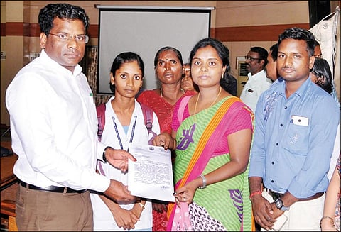 பெற்றோரை இழந்த ஏழை மாணவி கட்டணமின்றி நர்சிங் படிக்க உதவி கலெக்டர் நடவடிக்கை