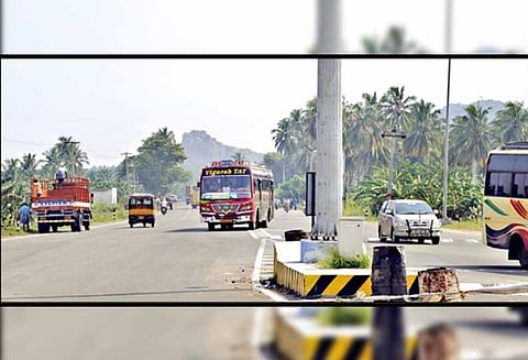 குன்னூர் சுங்கச்சாவடி பகுதியில்: விதிகளை மீறும் வாகனங்களால் விபத்து அபாயம்