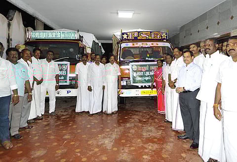 வேலூர் மாவட்ட நிர்வாகம் சார்பில் 2-வது கட்டமாக ரூ.40 லட்சம் வெள்ள நிவாரண பொருட்கள் கலெக்டர் அனுப்பி வைத்தார்