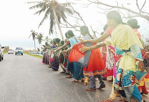 வேதாரண்யத்தில் உணவு பஞ்சம்: பால் பாக்கெட்டுகளை ஏற்றி வரும் வாகனங்களை வழிமறிக்கும் மக்கள்