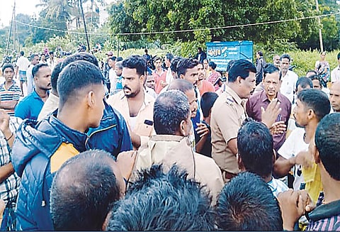 கடல் சீற்றத்தால் 7 வீடுகள் இடிந்தன: தூண்டில் வளைவு அமைக்கக்கோரி மீனவர்கள் சாலை மறியல்