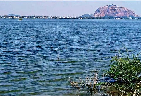 நிலையூர் கால்வாயில் தண்ணீர் திறப்பு திடீர் நிறுத்தம் - விவசாயிகள் வேதனை