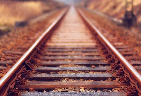 டேராடூன் எக்ஸ்பிரஸ் ரெயில் என்ஜினில் சிக்கி வாலிபர் பலி 7 கி.மீ. தூரம் உடல் இழுத்துச்செல்லப்பட்டது